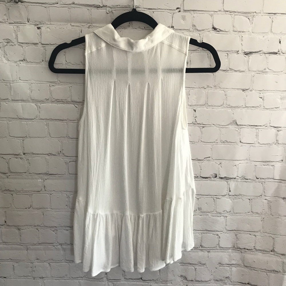 🌟🌟WHITE SLEEVELESS TOP🌟🌟 - Picture 2 of 3